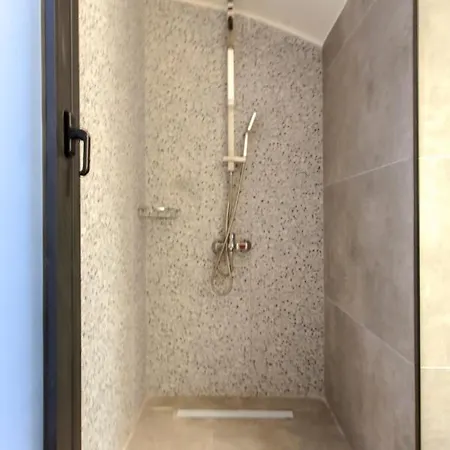 فيلة Naya Yénion